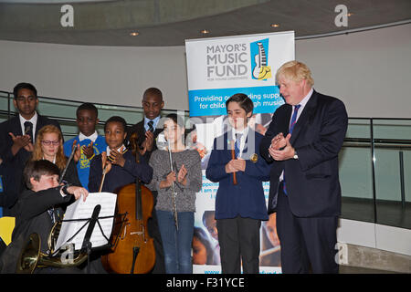 Londres, Royaume-Uni. 28 Septembre, 2015. Le maire de Londres Boris Johnson applaudit un jeune musicien à l'Hôtel de Ville. Credit : Keith Larby/Alamy Live News Banque D'Images