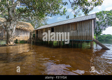 Woode maisons construites sur pilotis au-dessus de l'eau élevé, Amazon rainforest Banque D'Images