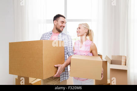 Couple avec de grandes boîtes de carton déménagement à new home Banque D'Images