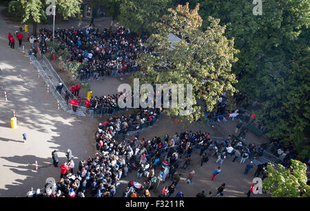 Berlin, Allemagne. 28 Sep, 2015. Les réfugiés attendent leur inscription et hébergement en dehors de l'état de la Santé et des affaires sociales (LaGeSo) à Berlin, Allemagne, 28 septembre 2015. Photo : Kay Nietfeld/dpa/Alamy Live News Banque D'Images