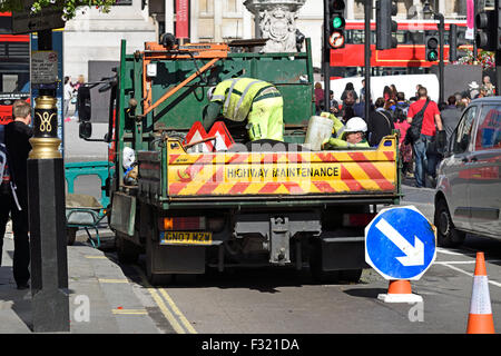 Londres, Angleterre, Royaume-Uni. Véhicule d'entretien des routes dans la région de Whitehall Banque D'Images