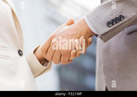 Close up of business couple shaking hands Banque D'Images