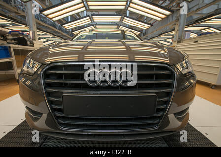 Une Audi A3 se trouve à la fin de la ligne de production à Ingolstadt, Allemagne, le 11 mars 2013. Photo : Armin Weigel Banque D'Images