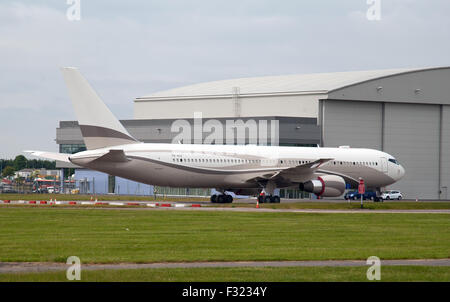 Roman Abramovich's private jet P4-MES, Boeing 767-33AER stationné à l'extérieur d'un hangar à l'aéroport de Stansted Banque D'Images