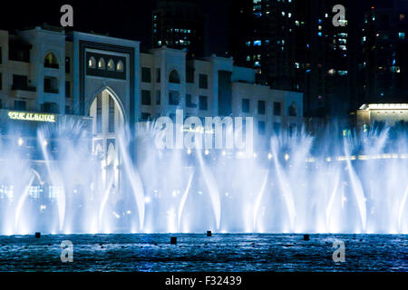 La fontaine de Dubaï afficher en face de la Souk Al Bahar, au centre-ville de Dubaï, AUX ÉMIRATS ARABES UNIS Banque D'Images