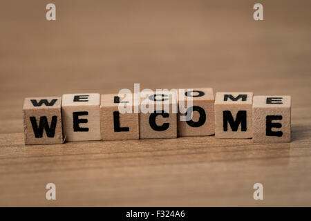 Cubes en bois Bienvenue dans écrit sur un bureau Banque D'Images