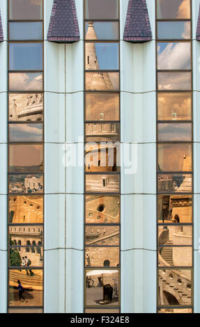 Fishermans Bastion reflété dans les fenêtres de l'hôtel Hilton, Budapest, Hongrie Banque D'Images
