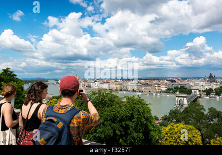 Vue du Musée national sur le pont à chaînes, Danube, Budapest, Hongrie Banque D'Images