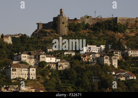 L'Albanie. Gjirokastre. Château construit au 18e siècle, commandé par le chef tribal Bue Gjin Shpata et la tour de l'horloge, ajoutés à partir de 1811 par le gouverneur ottoman Ali Pacha de Tepelena. Premièrement, maisons-tours (Kulla). Banque D'Images