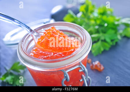 Caviar de saumon rouge dans le verre sur une table et banque Banque D'Images