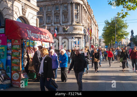 La vie quotidienne de personnes sur O'Connell Street à Dublin, Irlande Banque D'Images