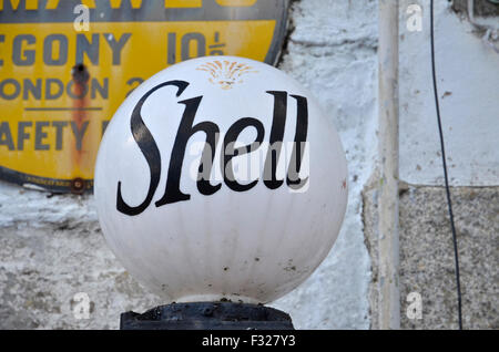 Pompes à essence Shell Vintage sur une avant-cour à St Mawes, Cornwall. Banque D'Images