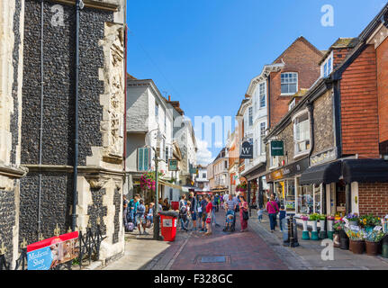 St Margaret's Street dans le centre-ville avec l'attraction Canterbury Tales sur gauche, Canterbury, Kent, England, UK Banque D'Images