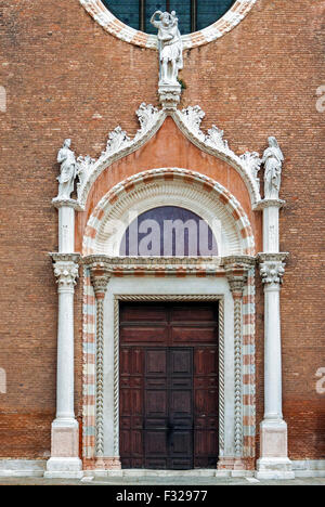 Portes de l'église gothique de Venise, Italie Banque D'Images