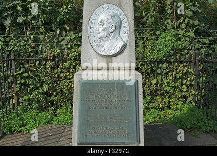 Obélisque du souvenir commémorant la rameuse Steve Fairbairn, à côté de la Tamise entre putney et Hammersmith, Londres, Angleterre Banque D'Images