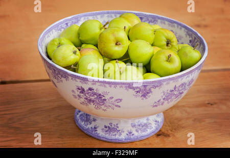 Image d'un bol rempli de pommes vertes mûres. Banque D'Images