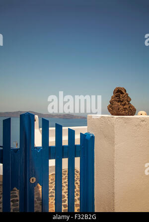 Vue sur la Caldeira depuis derrière les portes bleues. Santorin, Grèce. Banque D'Images