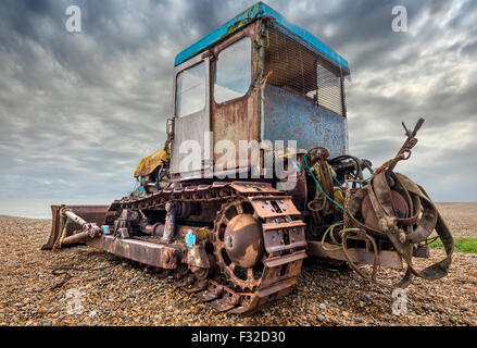 Old rusty bulldozer utilisé pour le lancement de bateaux de pêche Banque D'Images