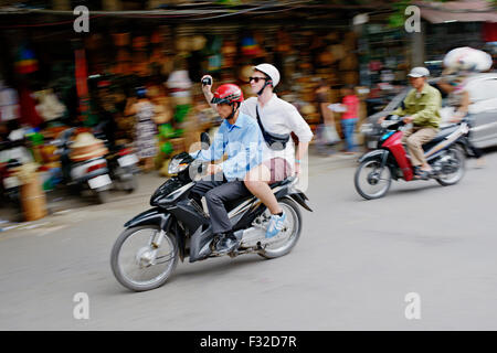 Circonscription de tourisme avec une moto taxi. Les cyclomoteurs et les motos sont partout à Hanoi, Vietnam. Banque D'Images