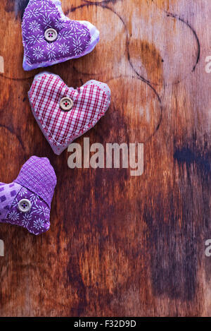 Amour coeur à coeur violet, bois vintage Banque D'Images