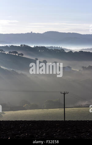 Lever de soleil sur brouillard champs Devon,Teign Valley,clôture,ford,duns Haldon,halon belvedere,Lawrence, l'Haldon Belvedere. Banque D'Images