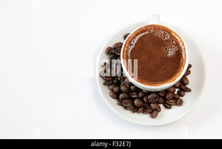 Tasse de café noir et des haricots frais isolé sur fond blanc Banque D'Images