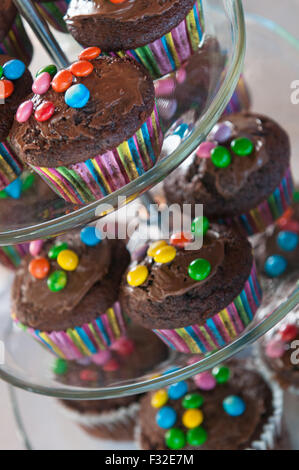 Muffins gâteaux frais brun chocolat avec des bonbons sur le dessus. Banque D'Images