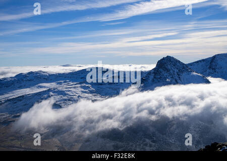 Tourbillonnant autour de nuages bas au-dessus de la vallée Ogwen Tryfan durant une inversion de température vu de montagnes Carneddau (Snowdonia Eryri) Wales UK Banque D'Images