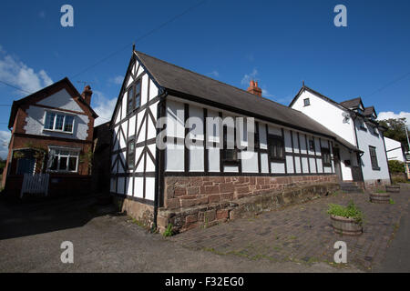 Village de Churton, Cheshire, Angleterre. Le 17e siècle ancien Red Lion Pub, maintenant converti à des fins résidentielles. Banque D'Images