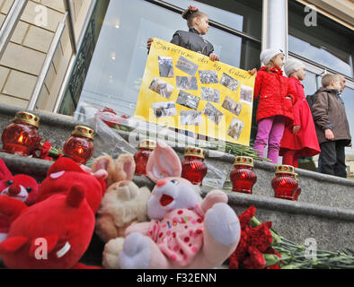 Les enfants ukrainiens est titulaire d'une plaque signée 'Protéger le monde de la guerre !", pendant un rassemblement appelé "Exorcisme" avec l'obligation d'établir un tribunal international pour enquêter sur les circonstances de l'accident de la Malaysian Airlines MH17 et d'exclure la Russie de l'Organisation des Nations Unies, en face de l'immeuble de l'Ambassade des Pays-Bas. Les 298 passagers et membres d'équipage, la plupart néerlandais, est décédé le 17 juillet 2014, lorsque le Boeing 777 de Malaysia Airlines, à bord d'un vol entre Amsterdam et à Kuala Lumpur, a été abattu au-dessus de l'est tenu par l'Ukraine au cours de violents combats entre l'Ukrainien Banque D'Images