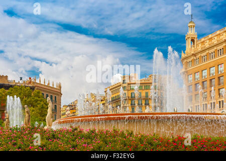 Fontaine à la place de Catalogne à Barcelone, Espagne Banque D'Images