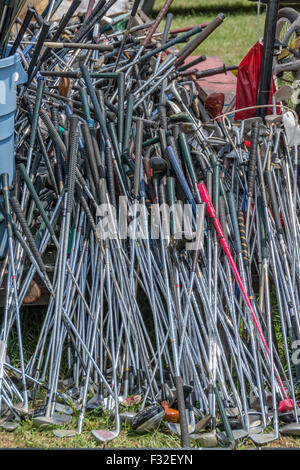 Pile de clubs utilisés de golf à l'autoroute 127 Yard Sale au Kentucky USA Banque D'Images