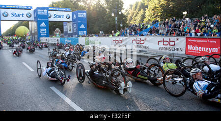 De nombreux participants ont commencer dans la course handbike au Marathon de Berlin à Berlin, Allemagne, 27 septembre 2015. PHOTO : Bernd VON JUTRCZENKA/DPA Banque D'Images