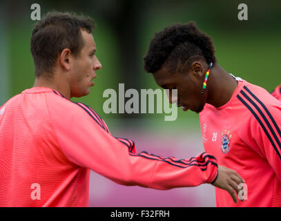 Munich, Allemagne. 28 Sep, 2015. Rafinha (l) et Kingsley Coman durant la formation au sol du Bayern de Munich à Munich, Allemagne, 28 septembre 2015. Bayern Munich jouer le Dinamo Zagreb le 29 septembre dans la ronde préliminaire de la Ligue des Champions. PHOTO : PETER KNEFFEL/DPA/Alamy Live News Banque D'Images