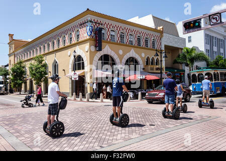 West Palm Beach Florida, Arts & Entertainment District, Clematis Street, Segway Riders, Segway, guide, homme hommes, femme femme, FL150415012 Banque D'Images