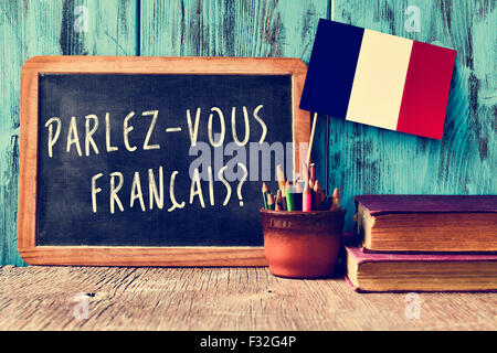 Un tableau sur la question parlez-vous francais ? Parlez-vous français ? Écrit en français, un pot à crayons et le pavillon de Banque D'Images