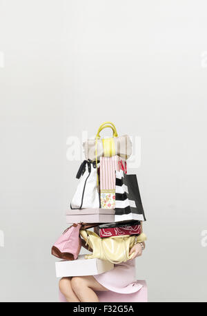 Jeune femme d'acheter beaucoup de bagages Banque D'Images