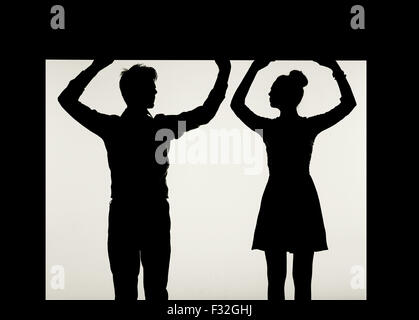 Strong couple holding le plafond noir Banque D'Images