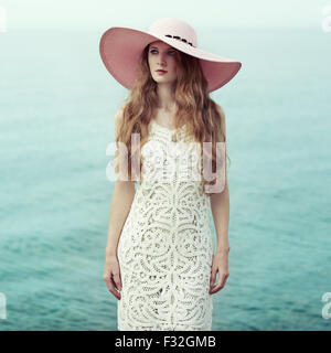 Belle Femme au chapeau sur la mer. Photo de Mode Banque D'Images