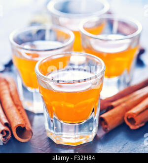 Liqueur d'orange dans de petits verres et sur une table Banque D'Images