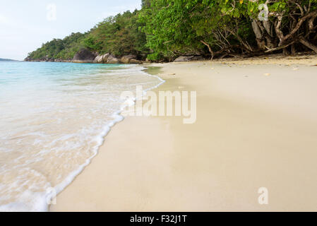 Beau paysage de la mer de l'eau claire avec de petites vagues sur la plage de sable à l'Honeymoon Bay pendant le lever du soleil dans l'île de Koh Miang Banque D'Images