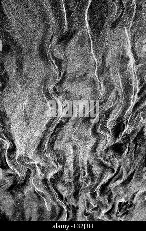 Les patrons de sable sculpté sauvage, noir et blanc. Banque D'Images