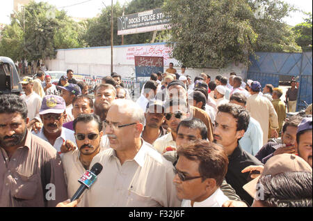 Les membres de la Société coopérative d'habitation de la pêche s'élèvent contre l'attaque de personnels armés sur leur bureau qu'ils sont arrivés dans un fichier de police de sapin à quai à Karachi le lundi 28 septembre, 2015. Banque D'Images