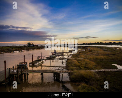 Avis de Southwold port depuis le pont Bailey au coucher du soleil peu après la marée de tempête de décembre 2013 Banque D'Images