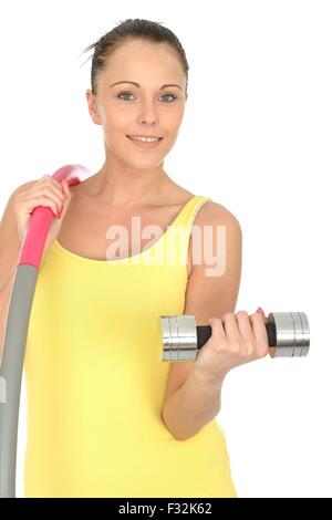 Sporty Young Woman Holding a Dumb Bell et Hula Hoop souriant et heureux avec elle à la routine de conditionnement physique isolé sur fond blanc Banque D'Images