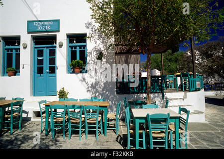 Grèce, Îles Cyclades, Folegandros, Chora, tables de restaurant Banque D'Images