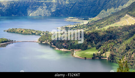 Lac de Sete Cidades à partir de Vista do Rei vue à Sao Miguel, Açores Banque D'Images