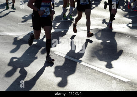 Berlin, Allemagne. 27 Sep, 2015. Les ombres des coureurs au cours de la 42e Marathon de Berlin à Berlin, Allemagne, 27 septembre 2015. PHOTO : RAINER JENSEN/DPA/Alamy Live News Banque D'Images