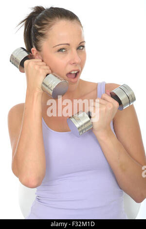 Jeune femme sportive ou de formation l'amélioration de sa condition physique l'élaboration avec des poids d'haltère isolé sur fond blanc Banque D'Images