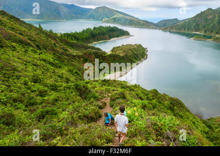 À pied jusqu'à Lagoa do Fogo à Sao Miguel, Açores Banque D'Images